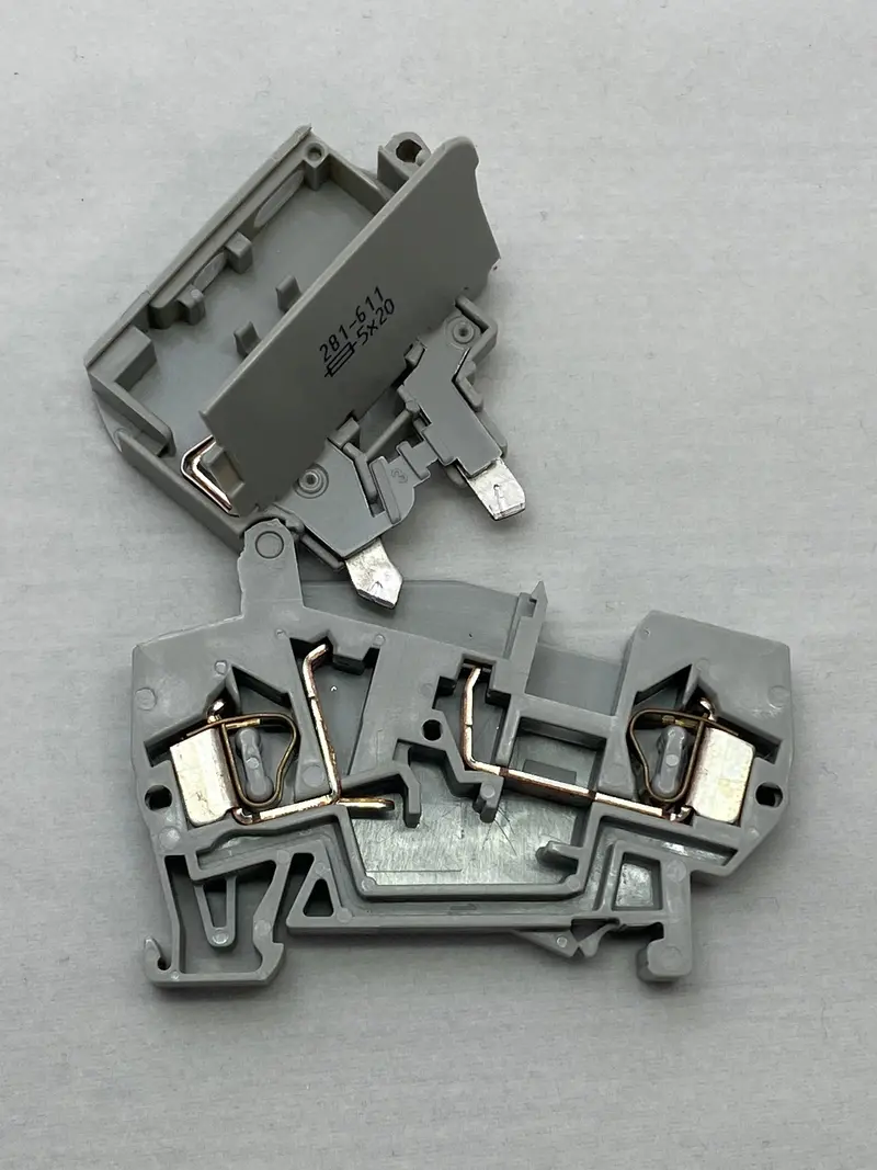 281-611 - Wago Fused Terminal Block, 2 Positions, 28 Awg, 12 Awg, 4 Mm², Clamp, 10 A 1