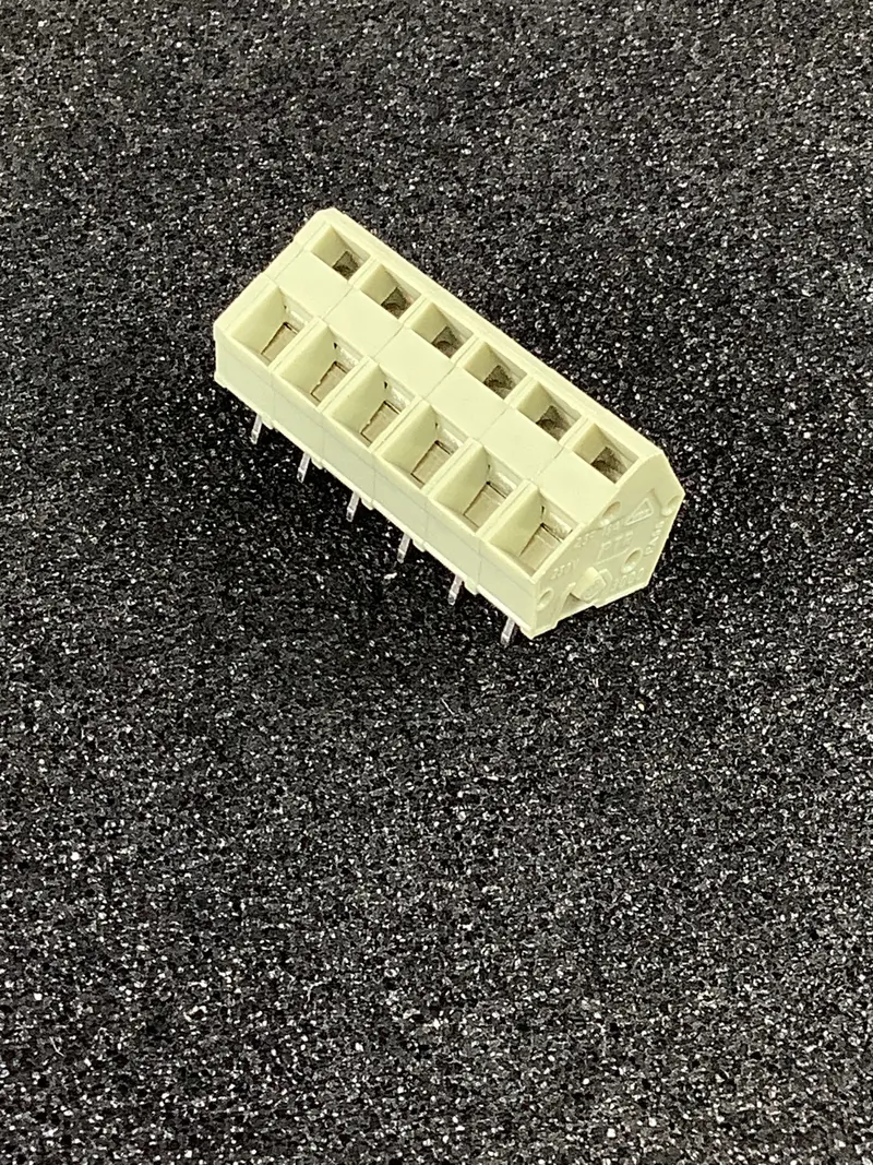 32.106 - Altech - 6 Pos Terminal Strip 1