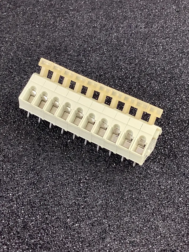 32.210 - Altech - 10 Pos Terminal Block 1