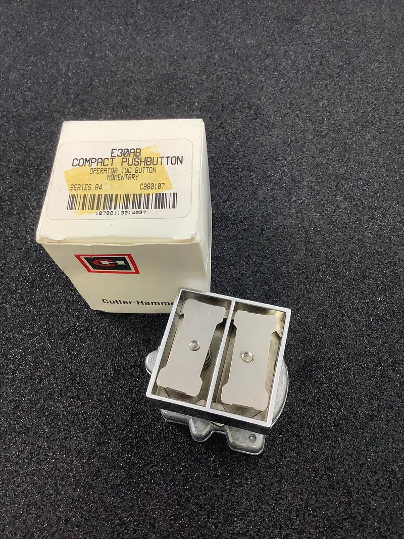 E30ab - Cutler Hammer - Operator Pb 30.5 Mm Square 2 Btn Operator W/O Buttons Top Mom/Btm Mom 1