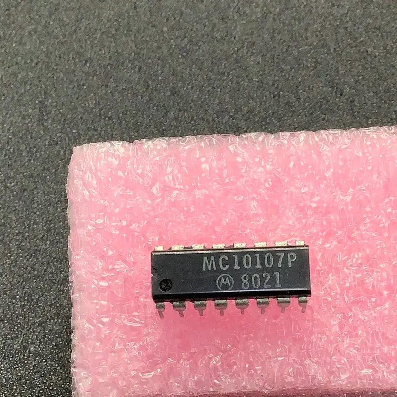 Mc10107p - Motorola - Triple 2-Input Exclusive Or/ Exclusive Nor Gate 1