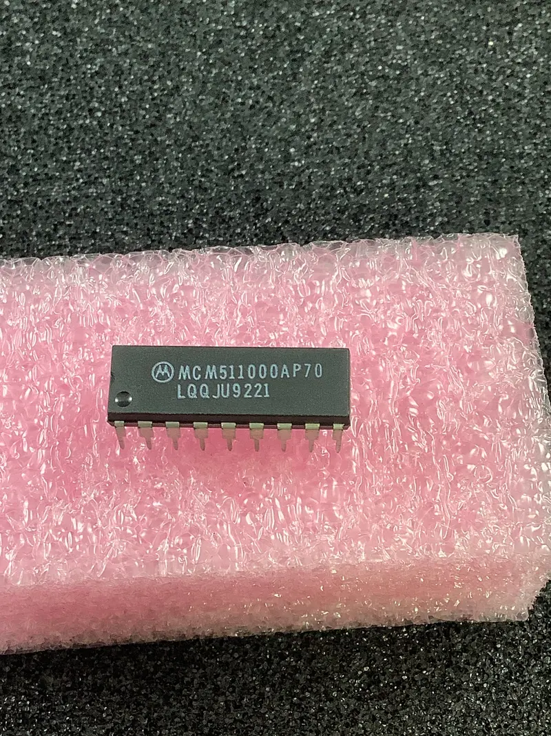 Mcm511000ap70 - Motorola - Ast Page Dram, 1Mx1, 70Ns, Cmos, Pdip18 1